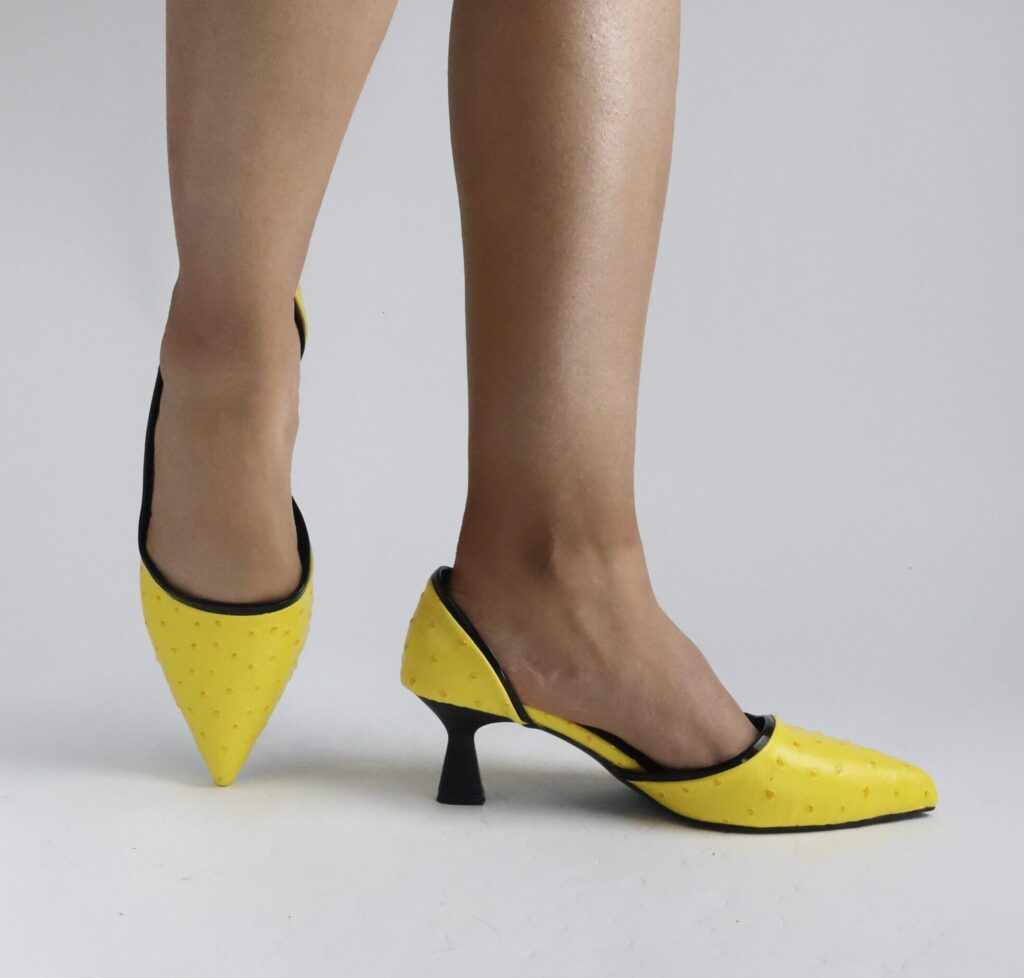 Sarı Noktalı kumaş yan açık şeritli parlak ince kısa topuklu abiye davet ayakkabısı